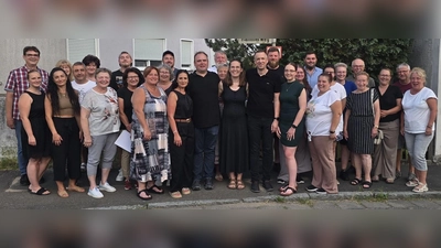 Ein Teil der Gründungsmitglieder der Bürgerliste Mantel, die sich nach der Versammlung zum gemeinsamen Gruppenfoto versammelten. (Bild: Brüderer Vanessa)