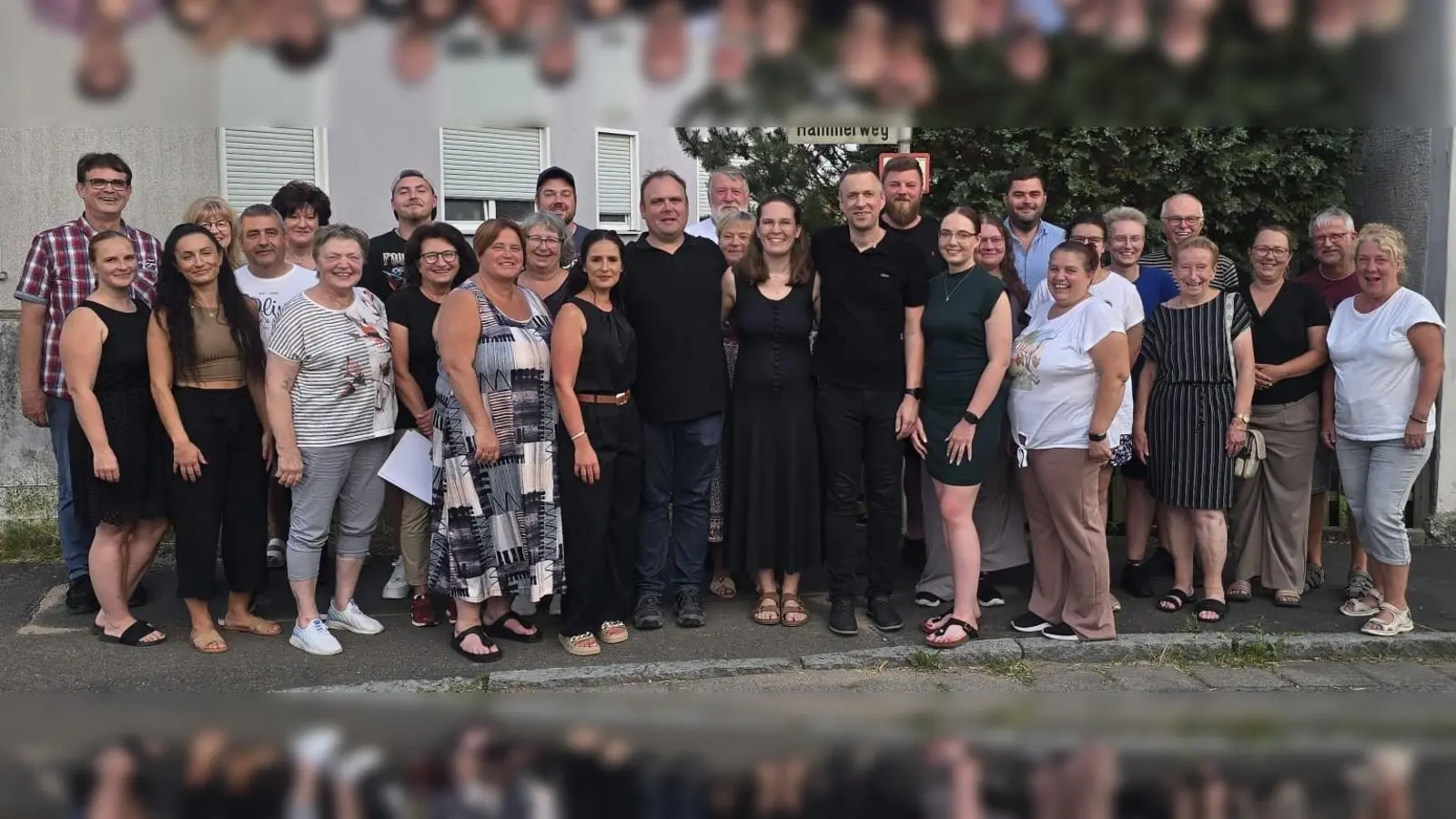Ein Teil der Gründungsmitglieder der Bürgerliste Mantel, die sich nach der Versammlung zum gemeinsamen Gruppenfoto versammelten. (Bild: Brüderer Vanessa)