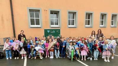 Die 42 ABC-Schützen der Grundschule Wiesau zusammen mit ihrer Schulleiterin Frau Inge Dick und den beiden Lehrerinnen Frau Anja Steinhauser und Frau Sarah Weiß. (Bild: Claudia Ruß)
