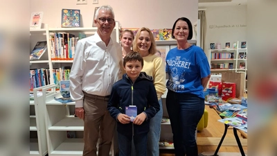 Harald Neustätter 2. Bürgermeister, Nadine Banasch ehrenamtliche Helferin, Katharina Diertl Vertreterin des Jugendforums, Mandy Teschke Bibliotheksmitarbeiterin, im Vordergrund glücklicher Gewinner des Hauptpreises Finn Bößl<br> (Bild: Lily Teschke)