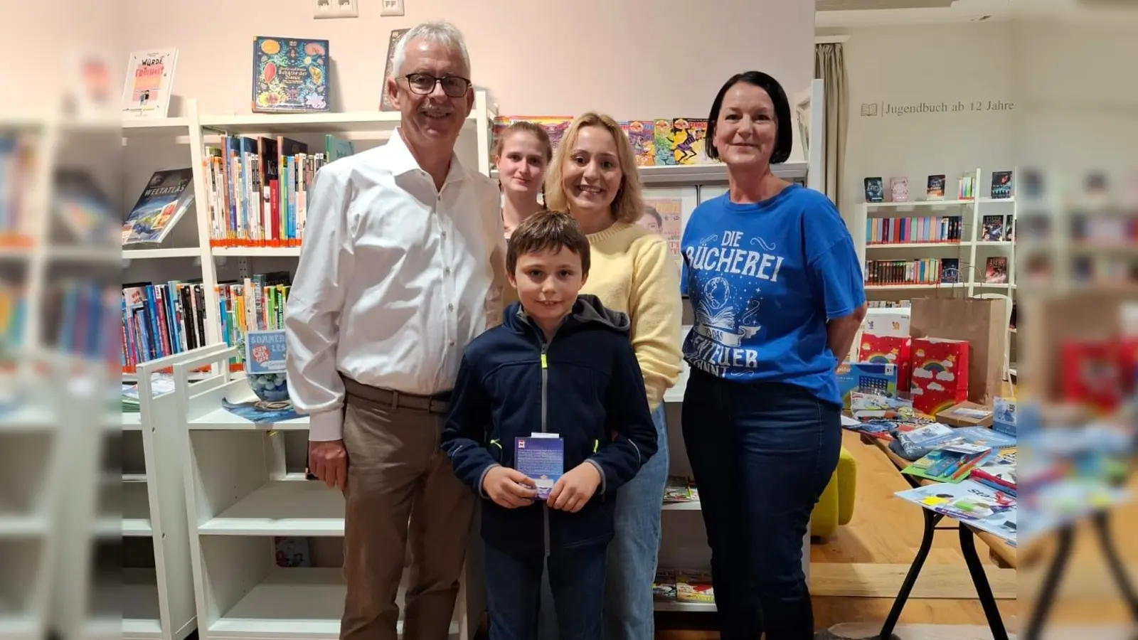 Harald Neustätter 2. Bürgermeister, Nadine Banasch ehrenamtliche Helferin, Katharina Diertl Vertreterin des Jugendforums, Mandy Teschke Bibliotheksmitarbeiterin, im Vordergrund glücklicher Gewinner des Hauptpreises Finn Bößl<br> (Bild: Lily Teschke)
