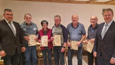 Ehrungen standen bei den Mitterteicher Siedlern an. Im Bild (von links) Vorsitzender Matthias Kraft, Josef Schaumberger, Christine Huber, Hermann Eiglmeier, Heinz Gold, Walter Wenisch und Bürgermeister Stefan Grillmeier<br><br> (Bild: Fabian Weinberger/exb)