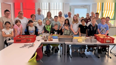 Gruppenbild mit allen Beteiligten des Bio-Projekts  (Bild: Johanna Regner )