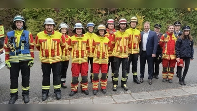 von links: Christoph Behringer, Martin Übler, Dorothea Schwab (FF Augsberg), Stephan Hofbeck, Nico Herbst, Christine Hollweck, Florian Forster, Tobias Fleghel, Thomas Markl, Henner Wasmuth, Hans Sperber, Julian Donath, Norbert Sperber, Simone Ertl. (Bild: Konrad Hochholzer)
