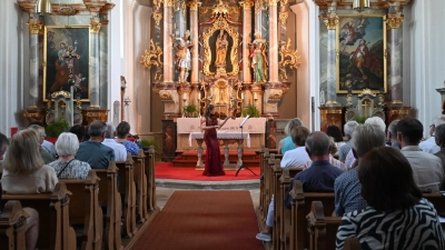 Bis auf den letzten Platz besetzt war die Pirker Marienkirche bei der Konzertandacht an Mariä Himmelfahrt mit der Geigerin Veronika Gerber. (Bild: Kerstin Kiener)