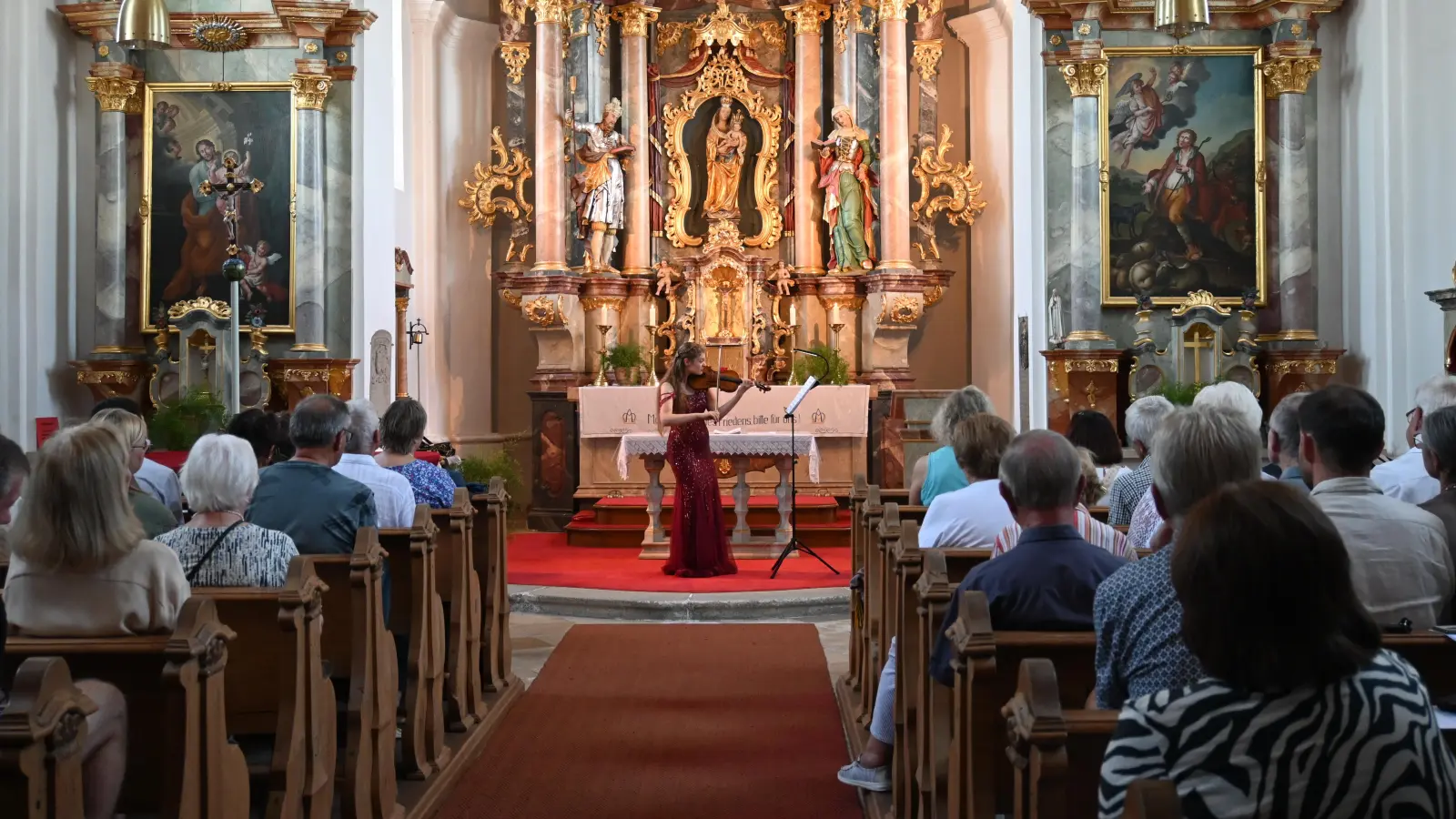 Bis auf den letzten Platz besetzt war die Pirker Marienkirche bei der Konzertandacht an Mariä Himmelfahrt mit der Geigerin Veronika Gerber. (Bild: Kerstin Kiener)
