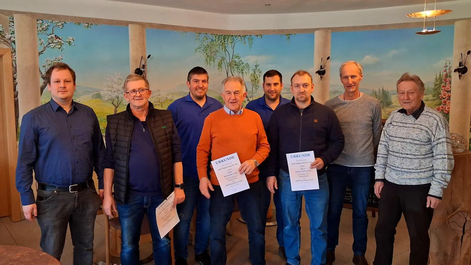 Die Vorstandschaft mit den geehrten Mitgliedern der DJK Neukirchen (Bild: Daniel Wittmann)