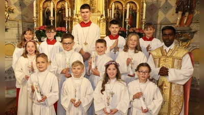 Die Erstkommunionkinder gemeinsam mit Pfarrer Savari und den Ministranten. (Bild: Ulrike Kiendl)