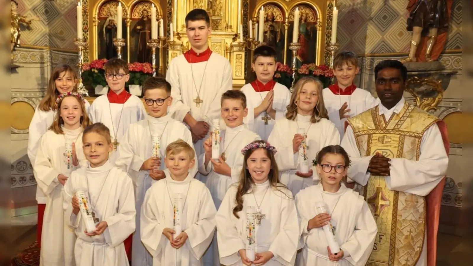 Die Erstkommunionkinder gemeinsam mit Pfarrer Savari und den Ministranten. (Bild: Ulrike Kiendl)