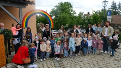 „Wir Flosser Kinder wir sind froh“, sangen die Kinder beim Festakt zur Segnung des erweiterten und sanierten Kindergartens „Unterm Regenbogen“. (Bild: Fred Lehner)