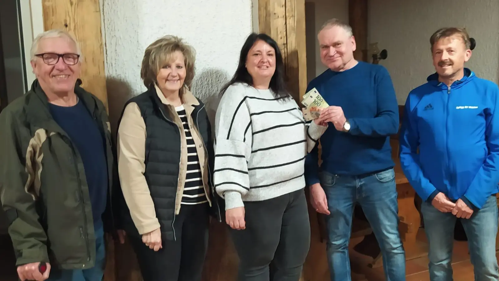 Im Bild von links nach rechts: Beisitzer Josef Zant, Patricia Kreuzer und Jasmin Häckl vom Kindergarten, 1. Vorstand Markus Fichtner, 2. Vorstand Rudi Mark (Bild: Gisela Koenig)