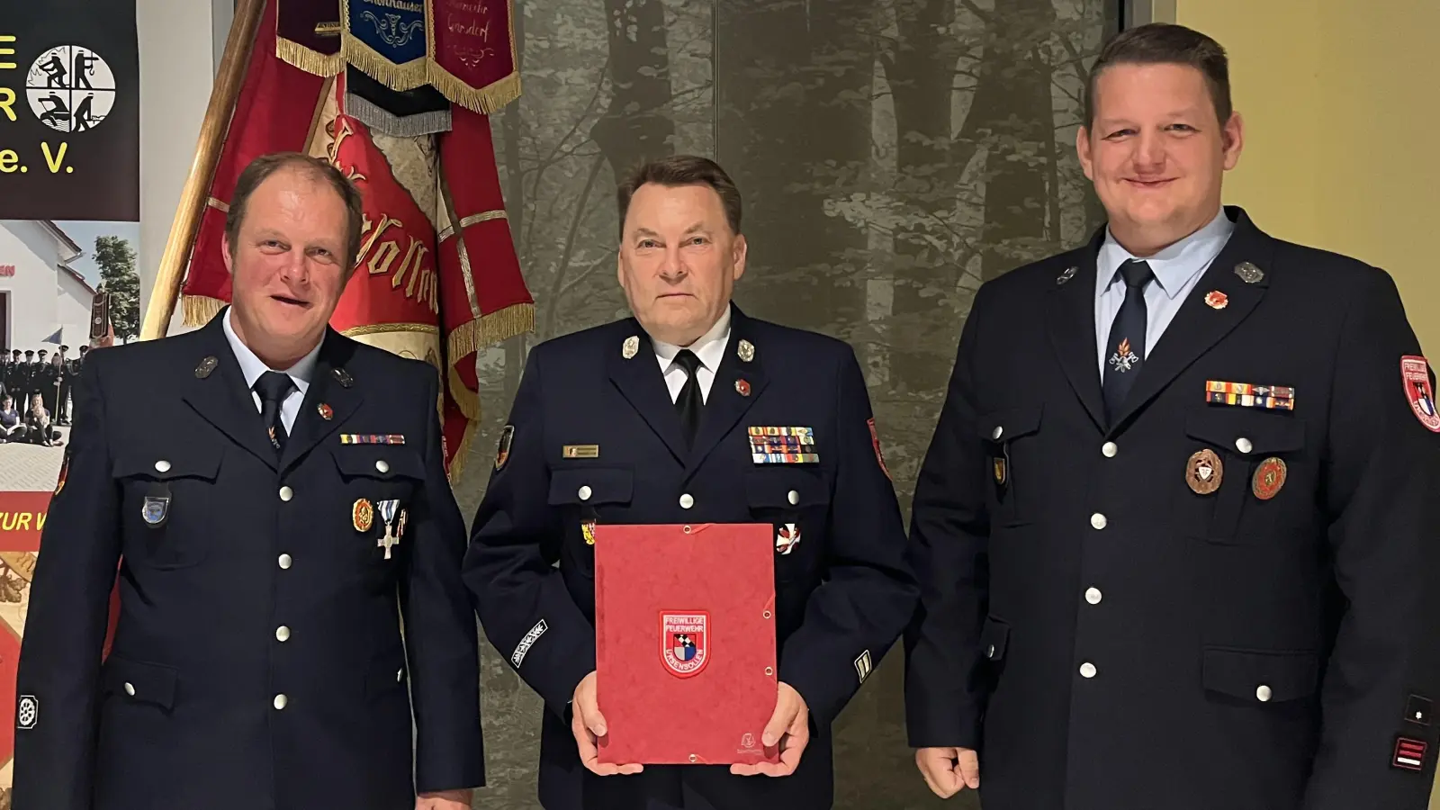 Die beiden Vorsitzenden Markus Dehling (links) und Simon Streher (rechts) ernannten Alexander Graf zum Ehrenmitglied der Feuerwehr Ursensollen. (Bild: Florian Schlegel)