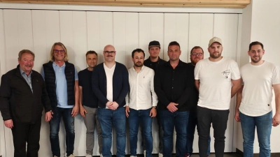 Vorstand Geschäftlich Matthias Hecht (4.v.r.) und Vorstand Sport Daniel Broschik (4.v.l.) wurden einstimmig in ihre Ämter gewählt. Als Vertreter der Stadt Mitterteich waren 2. Bürgermeister Johann Brandl (1.v.l.) und Stadtratsmitglied Wolfgang Karbstein (2.v.l.) bei der Gründungsversammlung anwesend. (Bild: Sebastian Blay)