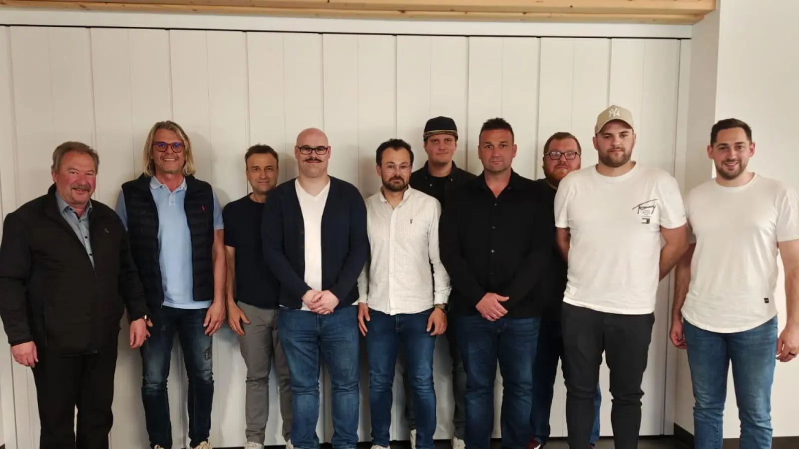 Vorstand Geschäftlich Matthias Hecht (4.v.r.) und Vorstand Sport Daniel Broschik (4.v.l.) wurden einstimmig in ihre Ämter gewählt. Als Vertreter der Stadt Mitterteich waren 2. Bürgermeister Johann Brandl (1.v.l.) und Stadtratsmitglied Wolfgang Karbstein (2.v.l.) bei der Gründungsversammlung anwesend. (Bild: Sebastian Blay)