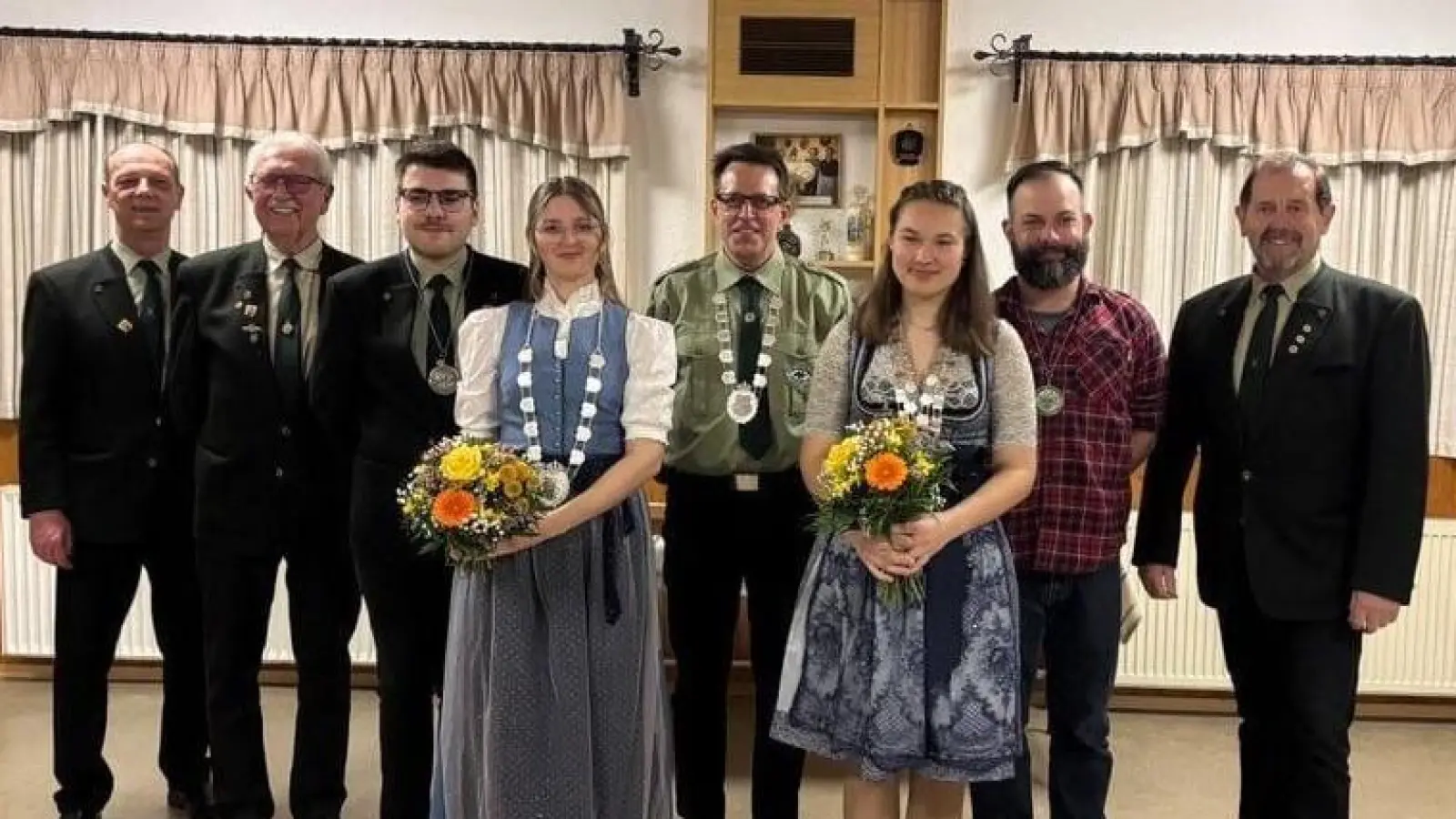 Der Schützenkönig mit Gefolge v.l. SL Werner Irlbeck, ESM Rudi Prebeck, 1. Ritter Marc Zenger, Jugendkönigin Hanna Kurz, Schützenkönig Martin Benoist, Schützenliesl Sophia Yeromenko, 2. Ritter Josef Sperl und Schützenmeister Ulli Götz.  (Bild: Ulrich Götz)