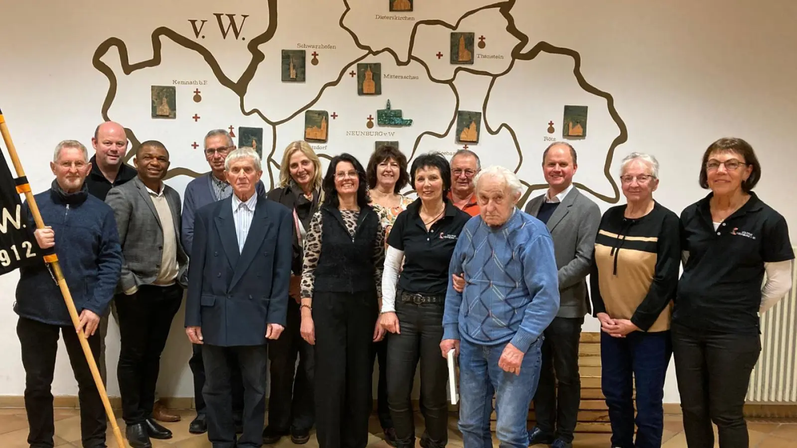 Langjährige und verdiente Mitglieder ehrte die Kolpingsfamilie im Rahmen des Kolpinggedenktages. Pfarrer Stefan Wagner, Präses Emmanuel und das Leitungsteam gratulierten. (Bild: Herbert Reiml)