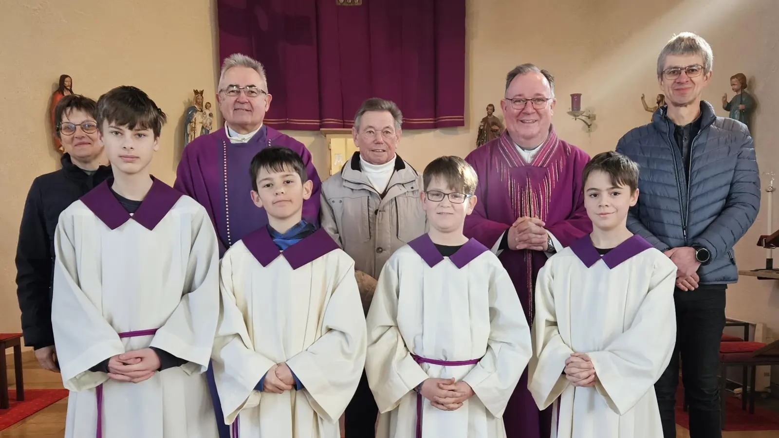 Hintere Reihe v. links: Renate Werner (KV), Dieter Gerstacker (Diakon), Herbert Flierl, Pfarrer Michael Birner, Markus Hubmann ( KPfl.), in der vorderen Reihe die Ministranten (Bild: Monika Hubmann)