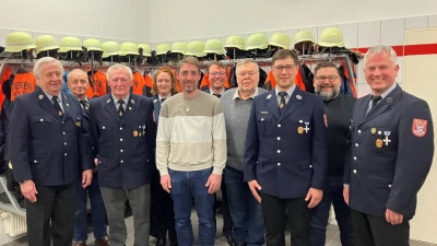von links nach rechts: Alois Melzner, Norbert Freiberger, Alois Schönfelder, Kommandantin Stephanie Greger, Hautmann Philipp, zweiter Vorsitzender Hubert Scherm, Johann Pscherer, zweiter Kommandant Andreas Schlicht, Bürgermeister Thomas Kaufmann, erster Vorsitzender Matthias Melzner. (Bild: Stephan Schlicht)