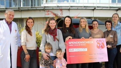 Chefarzt Dr. Fritz Schneble (links) sowie Psychologin Christin Svoboda und Anja Schricker (von rechts) vom Bunten Kreis Nordoberpfalz freuen sich über einen stattlichen Spendenscheck der Damen des Ladies' Circle 66 Weiden. (Bild: Friedrich Peterhans)
