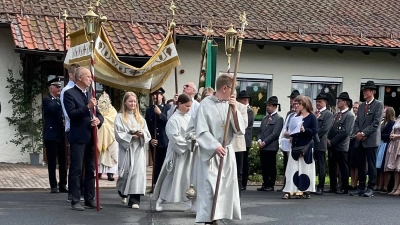 Prozession am ersten Altar am Kinderhaus. (Bild: Martina Sirtl)