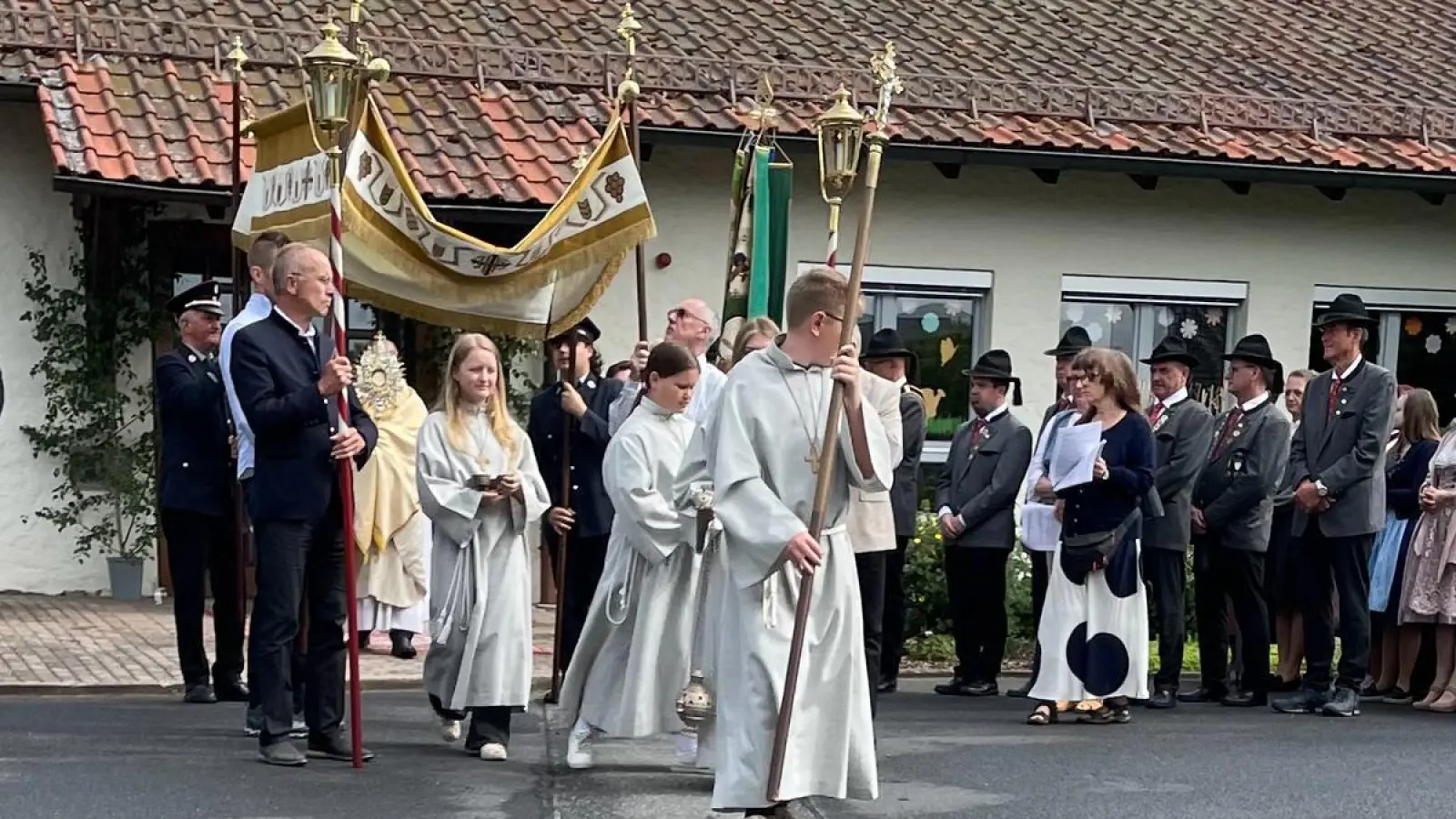Prozession am ersten Altar am Kinderhaus. (Bild: Martina Sirtl)