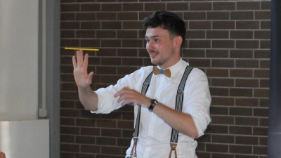 Zauberkunst ist keine Hexerei: Wie man Gummibänder zum Springen oder Bleistifte zum Schweben bringt, lernten 18 Mädchen und Buben beim Zauberworkshop der Stadt Pressath mit Marius Koslowski. (Bild: Bernhard Piegsa)