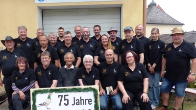 Zum 75. Gründungsjubiläum gabs für die Mitglieder der Kastler Taubenfreunde ein extra T-Shirt mit Taubenaufdruck- 2. stehend von links Bürgermeister Stefan Braun- sitzende von re. Elisabeth Lang, Vorstand Willi Fehlner, Heidi Kölbl und das älteste Mitglied Alfons Neubauer- der 58 Jahre bei den Kastler Taubenfreunden ist.  (Bild: Josef Piehler)