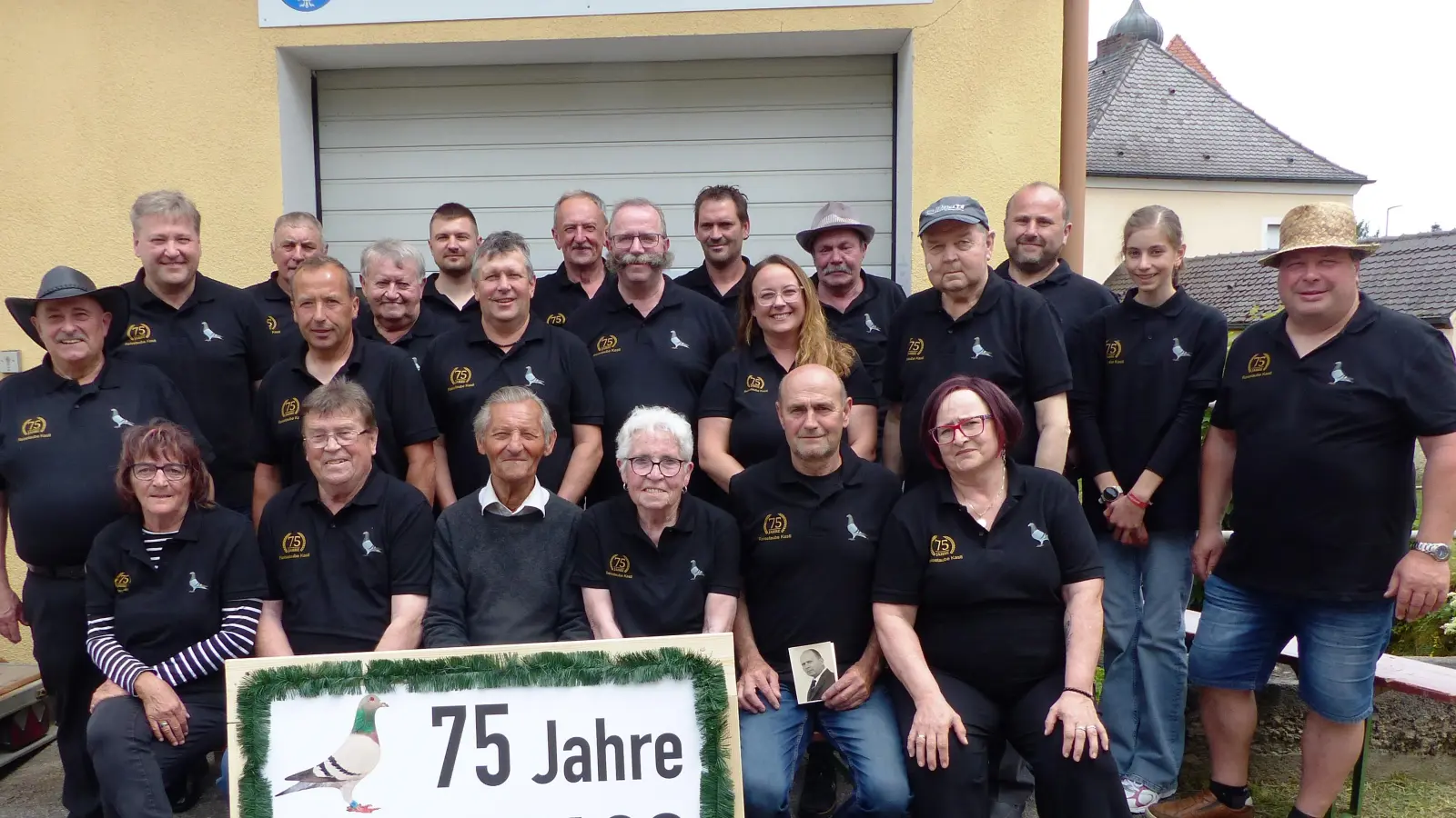 Zum 75. Gründungsjubiläum gabs für die Mitglieder der Kastler Taubenfreunde ein extra T-Shirt mit Taubenaufdruck- 2. stehend von links Bürgermeister Stefan Braun- sitzende von re. Elisabeth Lang, Vorstand Willi Fehlner, Heidi Kölbl und das älteste Mitglied Alfons Neubauer- der 58 Jahre bei den Kastler Taubenfreunden ist.  (Bild: Josef Piehler)