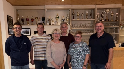 Die neue Vorstandschaft des SVP, von links: Florian Baumgardt, 3. Vors., Christoph Witt, 2. Vors., Sonja Reichold, 1. Vors., Matthias Trescher, Schriftführer, Iris Haberkorn, Schatzmeisterin und Bürgermeister Reinhard Sollfrank  (Bild: Sonja Reichold)