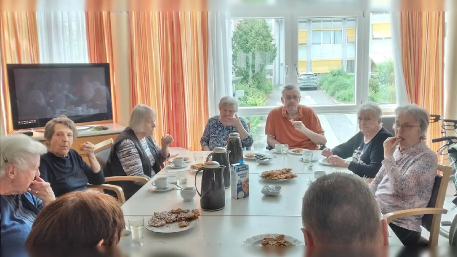 Gemeinsames Genießen der gebackenen Holunderkücherl (Bild: Margit Stahl)