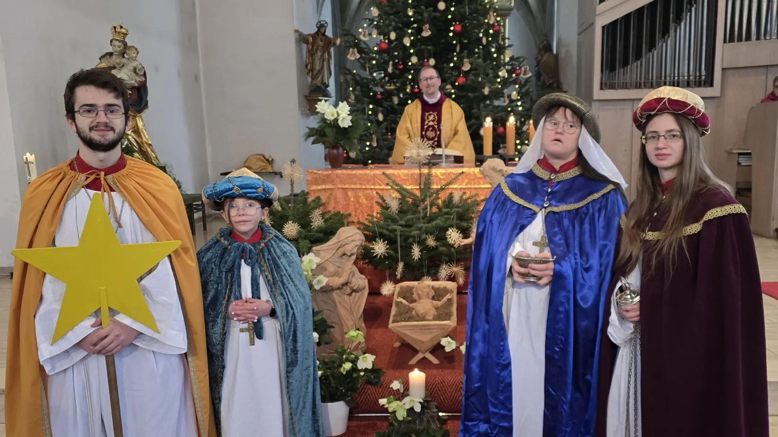 Eine Gruppe der Gebenbacher Sternsinger ministrierte auch beim Festgottesdienst am Dreikönigstag. Mit dabei waren auch die Oberministranten Wolfgang und Martina Dotzler (vorne), sowie Pfarrvikar Christian Preitschaft (hinten Mitte), der den Gottesdienst zelebrierte.  (Bild: Wolfgang Schöpf)