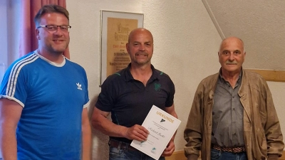 Besondere Würdigung für Mister TSV Richard Zeiler (Bildmitte) für 50 Jahre Mitgliedschaft bei der Ehrung durch 2. Vorsitzenden Andreas Schärtl (l.) und Ehrenamtsbeauftragten Ulrich Schimer (r.). (Bild: Manuela Kellermann )