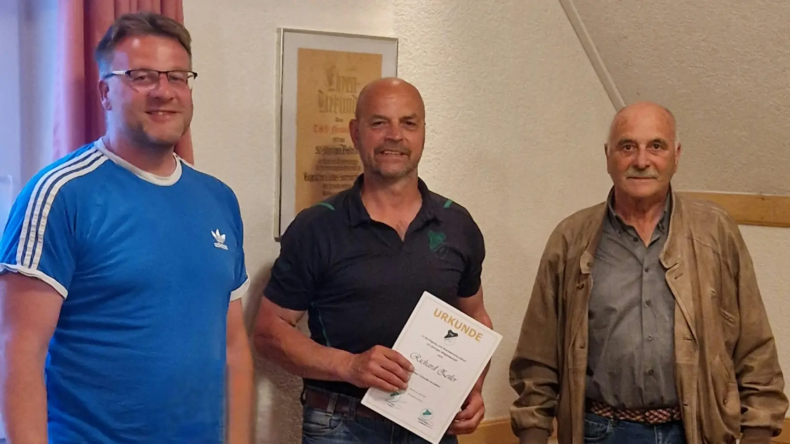Besondere Würdigung für Mister TSV Richard Zeiler (Bildmitte) für 50 Jahre Mitgliedschaft bei der Ehrung durch 2. Vorsitzenden Andreas Schärtl (l.) und Ehrenamtsbeauftragten Ulrich Schimer (r.). (Bild: Manuela Kellermann )