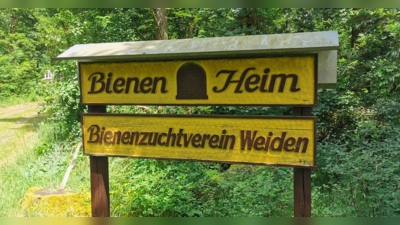 Schild am Eingang Bienenheim. (Bild: Konstantin Andes)