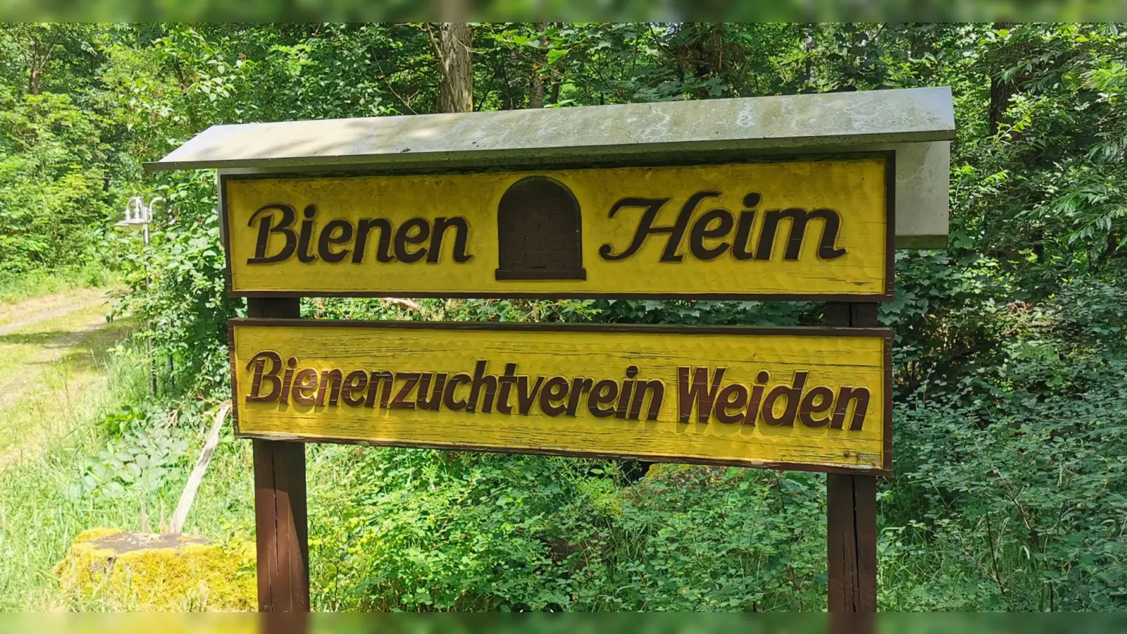 Schild am Eingang Bienenheim. (Bild: Konstantin Andes)