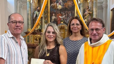 Eine „duftende” Spende für die Kirchenrenovierung der Pfarrkirche Maria Immaculata in Vohenstrauß. Das Bild zeigt von links nach rechts: Werner Hanauer, KVW Vohenstrauß, Michaela Reger, Luise Feneis PGR Böhmischbruck, Dekan Alexander Hösl. (Bild: Gabriele Buchbinder)