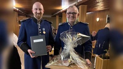 Der scheidende Vorsitzende der Bürgerwehr Helmut Fukerider (rechts) konnte an den neuen Vorsitzenden Patrick Zeitler die ergänzte Vereinschronik überreichen. (Bild: Bernhard Knauer)
