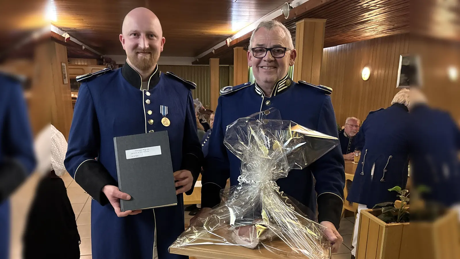 Der scheidende Vorsitzende der Bürgerwehr Helmut Fukerider (rechts) konnte an den neuen Vorsitzenden Patrick Zeitler die ergänzte Vereinschronik überreichen. (Bild: Bernhard Knauer)