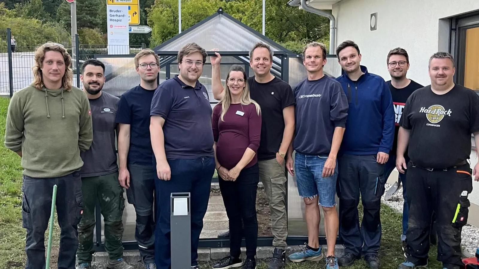 Vereinsmitglieder des Round Table 185 präsentieren gespendetes Gewächshaus (Bild: Matthias Walk)