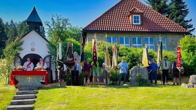 Fahnen an der Kapelle (Bild: Dirk Vogel)