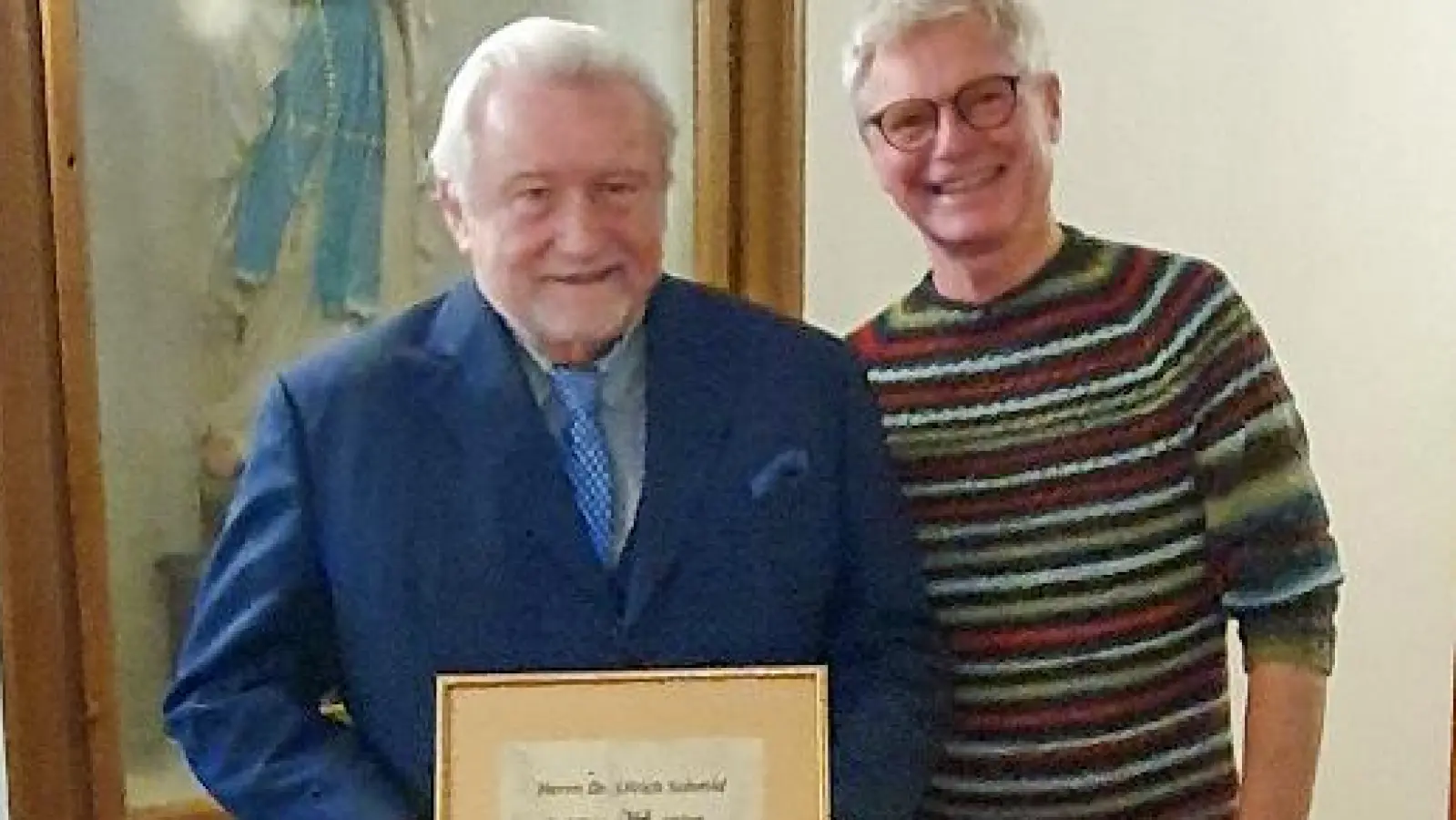 Ehrenvorsitzender Dr. Ulrich Schmid (links) gehört der Projekthilfe Luppa seit 50 Jahren an und bekam dafür von Ulrich Siebenbürger (rechts) eine Ehrenurkunde.  (Bild: Rika Pongratz)