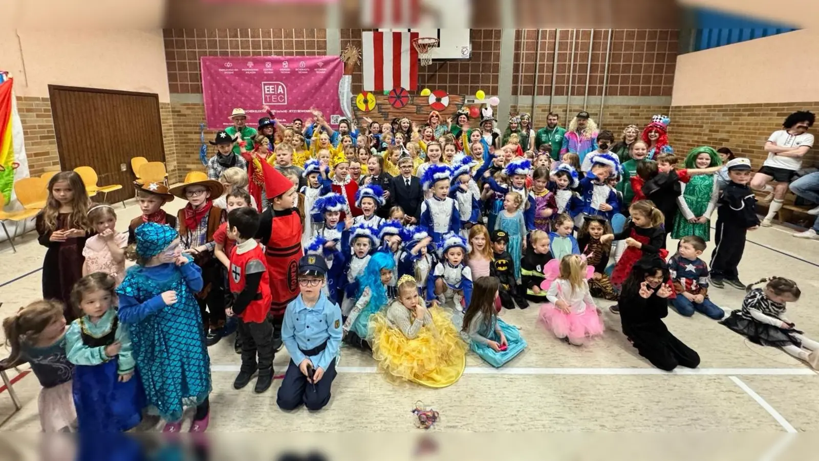 Einen tollen Nachmittag erlebten Turnerkinder, Kindergarde und Eltern beim Kinderfasching des FCS in der Turnhalle in Schlicht. In der Bildmitte das Kinderprinzenpaar Raphael I. und Namira I., hinten links FCS- Vorstand Stefan Weiß und daneben Übungsleiterin Barbara Frank. (Bild: Sabrina Lindner)