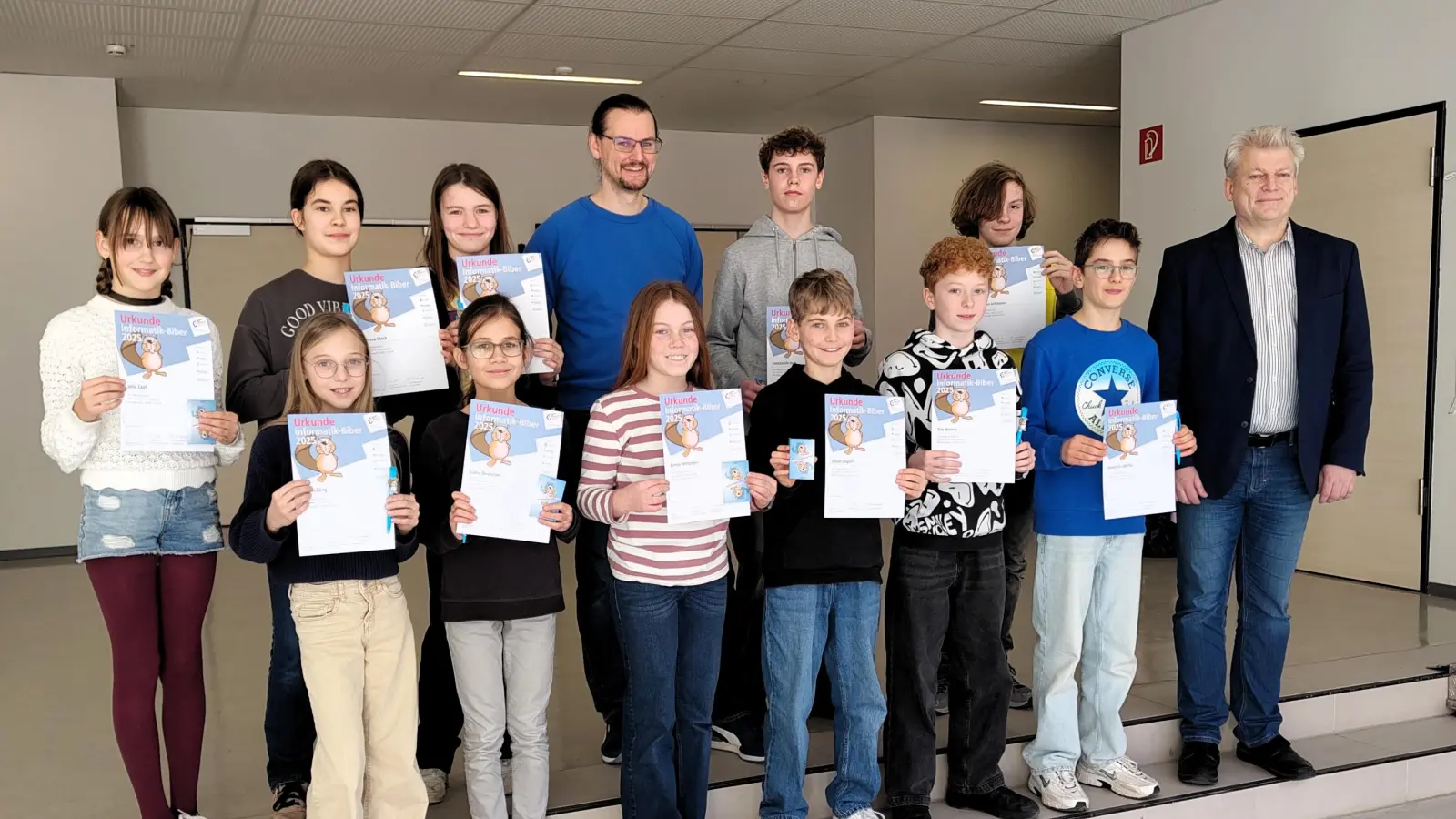 13 Preisträger von 298 Teilnehmern des Stiftland-Gymnasiums beim Informatik-Biber 2025 (Bild: Martin Putzlocher)