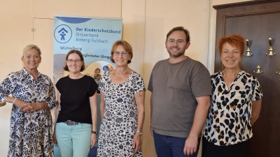 Von links: Schatzmeisterin Silvia Eidenhardt, Karla Drössler, Vorsitzende Brigitte Breitfelder, stellvertretender Vorsitzender Cristian Hell, Monika Höhne. (Bild: Martina Eiban)