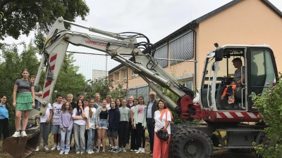 Schulleitung, SchülerInnen, Lehrkräfte, Bürgermeister und Arbeiter freuen sich schon auf das grüne Klassenzimmer.  (Bild: Marianne Moosburger)