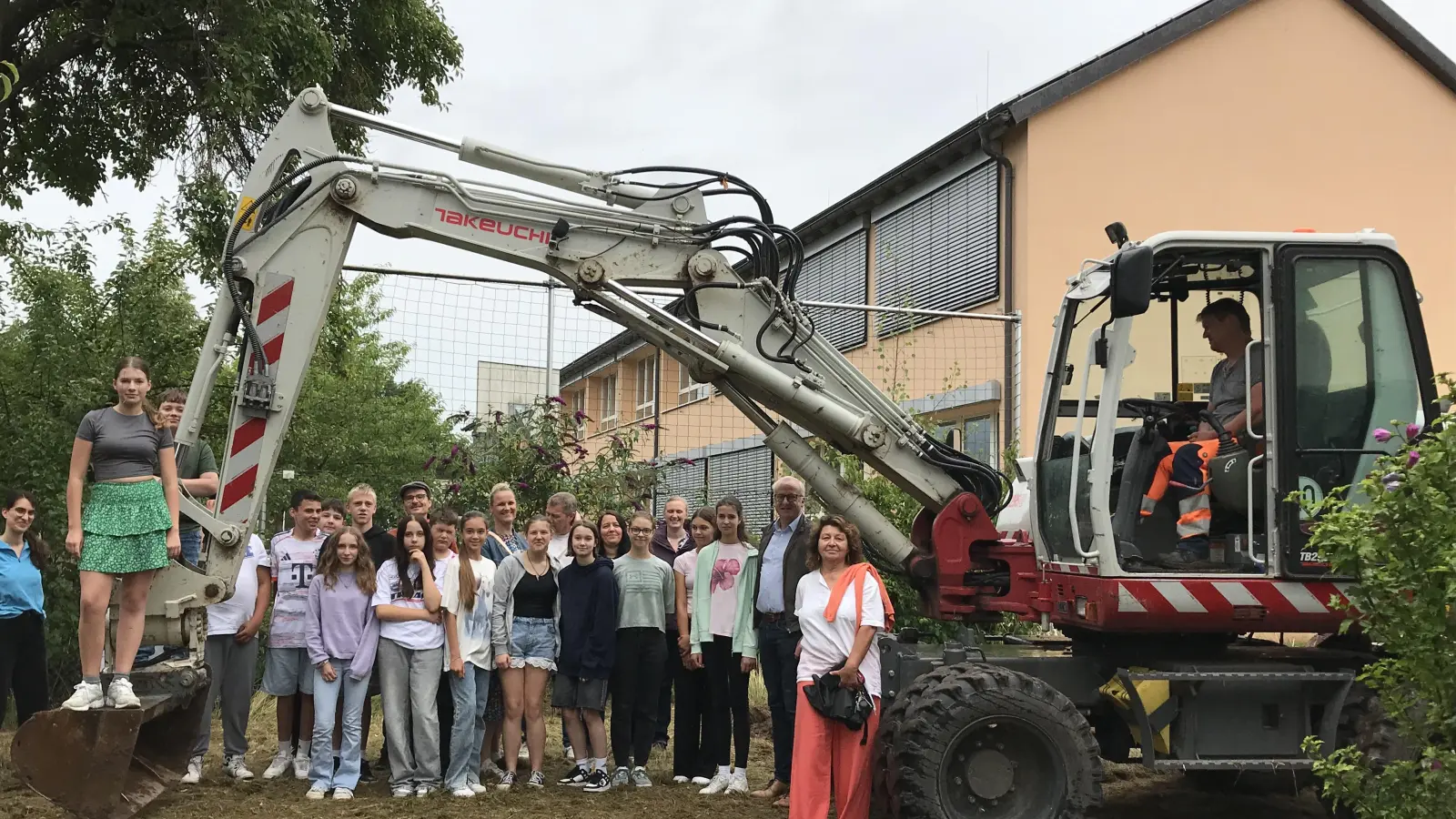 Schulleitung, SchülerInnen, Lehrkräfte, Bürgermeister und Arbeiter freuen sich schon auf das grüne Klassenzimmer.  (Bild: Marianne Moosburger)