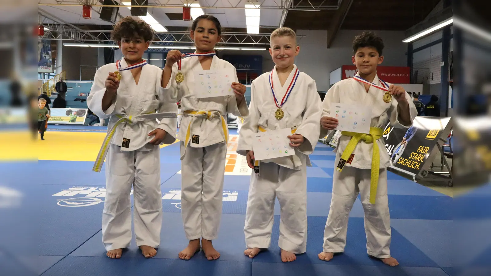 Stolz auf ihre goldenen Medaillen sind (von links) Finn Hall, Summer Hall, Toni Ritter und Sky Hall. (Bild: Susanne Schubert)