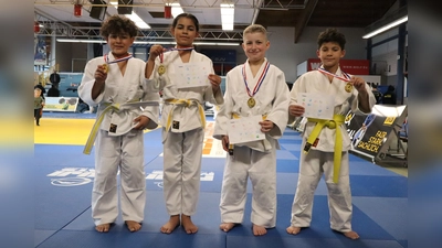 Stolz auf ihre goldenen Medaillen sind (von links) Finn Hall, Summer Hall, Toni Ritter und Sky Hall. (Bild: Susanne Schubert)