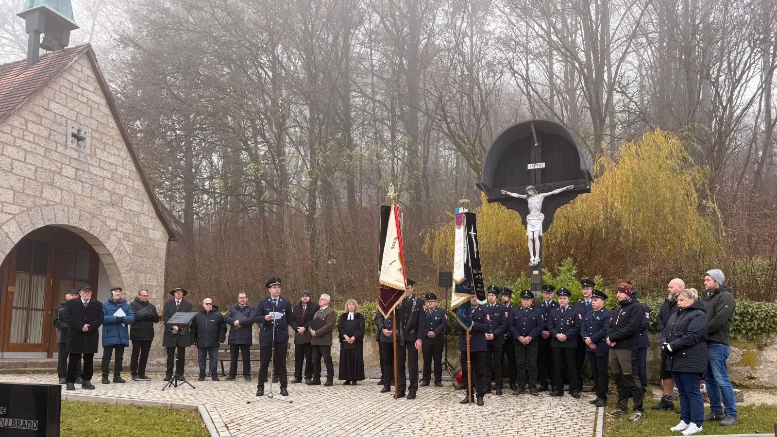 Vorsitzender Andreas Winter bei seiner Rede beim Totengedenken am Friedhof  (Bild: Heidi Kurz)