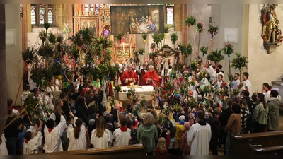 Kindergartenkinder, Erstkommunionkinder und Firmlinge füllten mit ihren bunten Palmbuschen den gesamten Altarraum und winkten zum Friedensgruß allen Mitfeiernden im Kirchenschiff. (Bild: Sepp Ferstl )